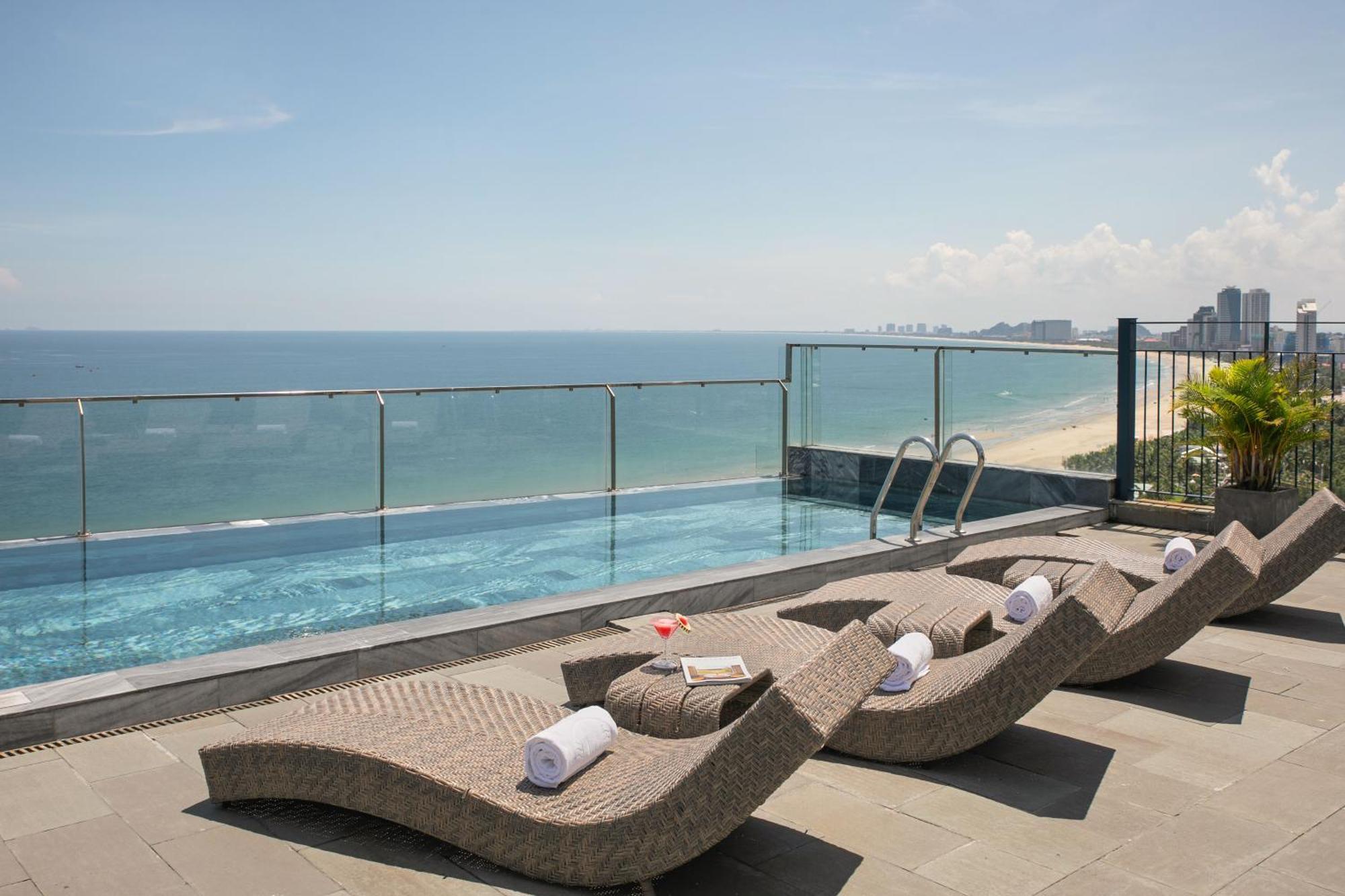 Mangata Beachfront Hotel - Rooftop Bar Sea View Da Nang Bagian luar foto