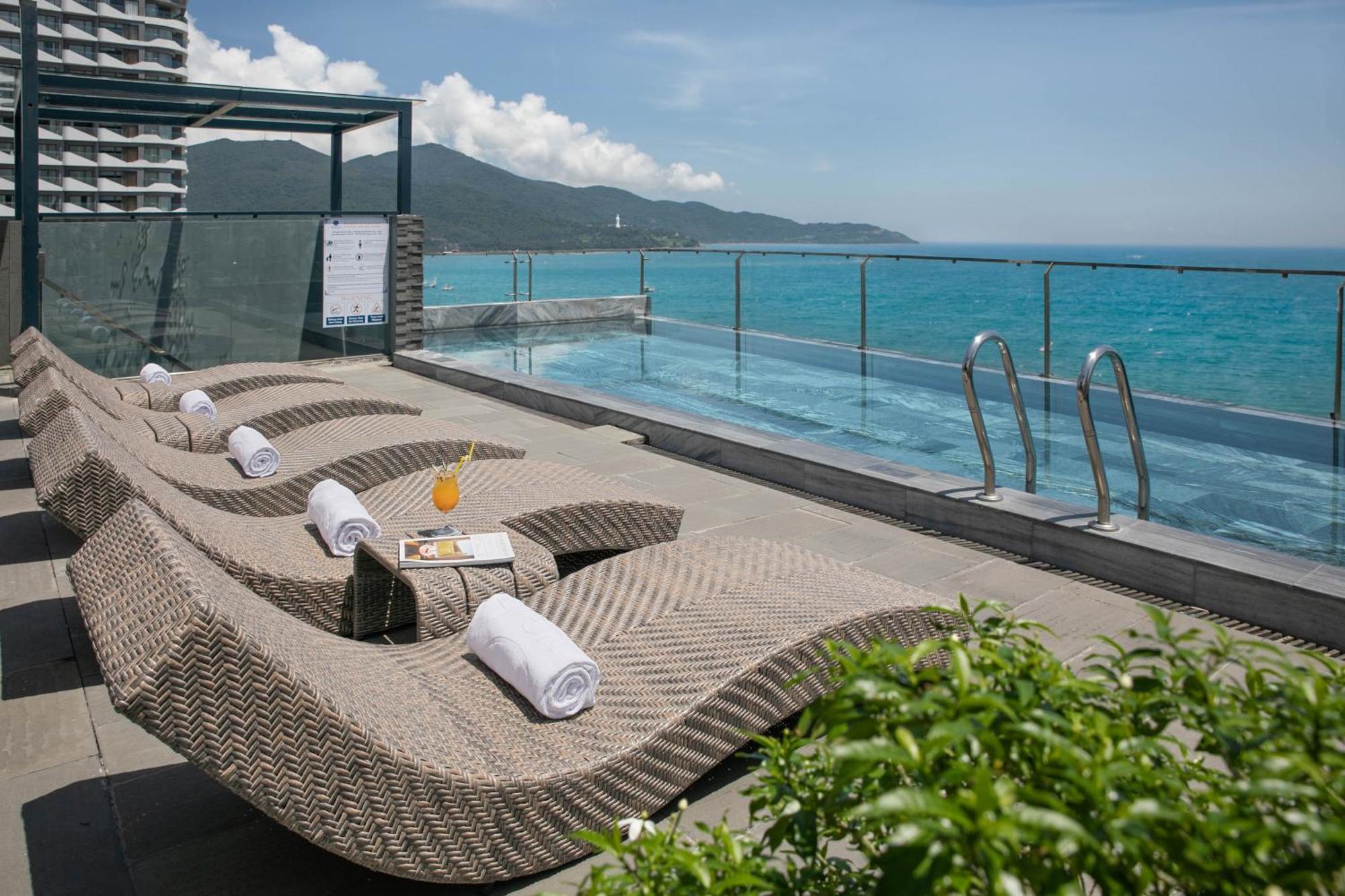 Mangata Beachfront Hotel - Rooftop Bar Sea View Da Nang Bagian luar foto