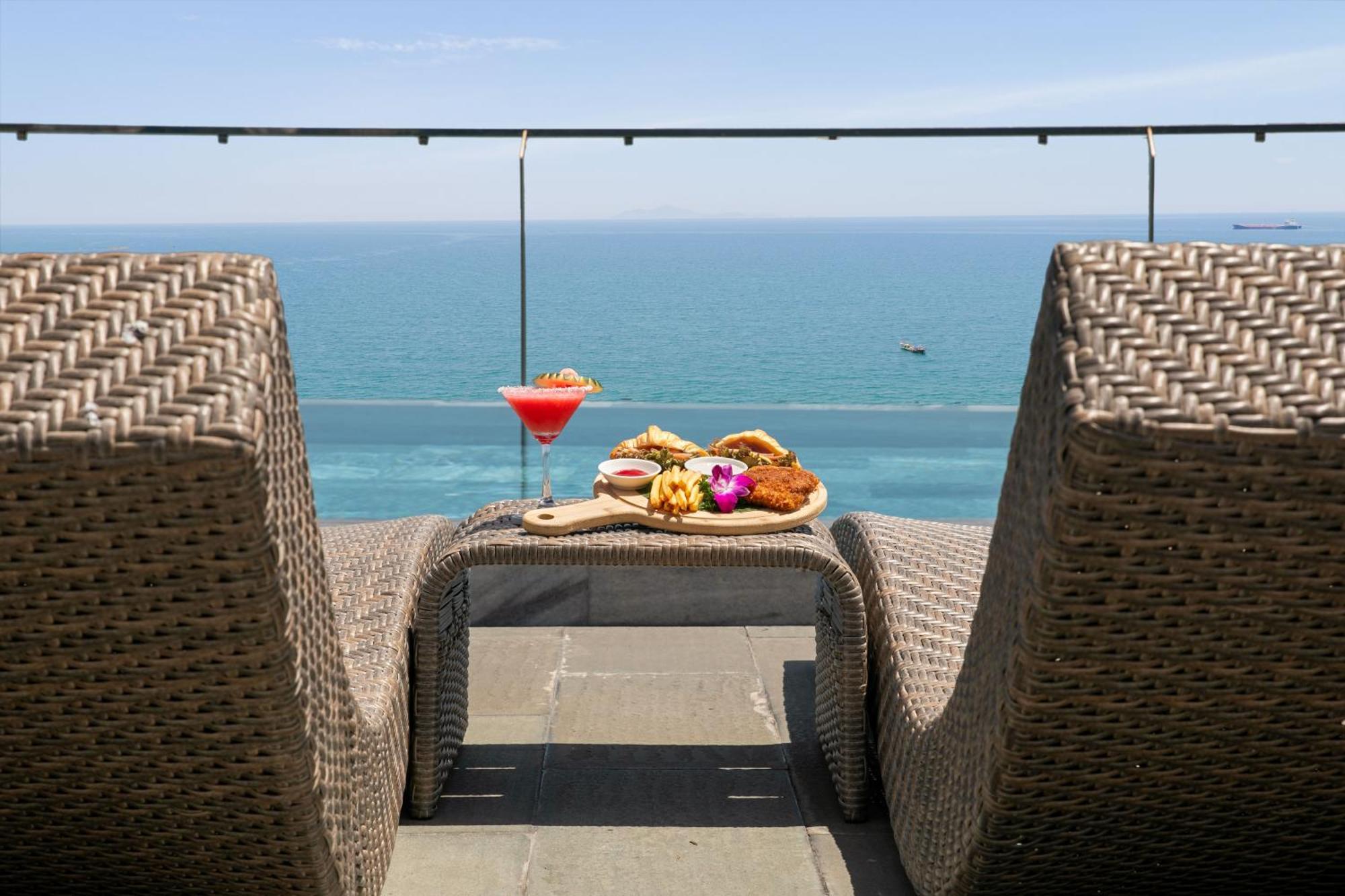 Mangata Beachfront Hotel - Rooftop Bar Sea View Da Nang Bagian luar foto